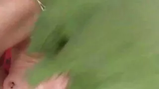 Seksi romantik konulu porno gözlüklü sarışın oynuyor