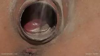 Masanın üzerinde porno konulu sex kısa siyah bir elbise ile amatör oral seks
